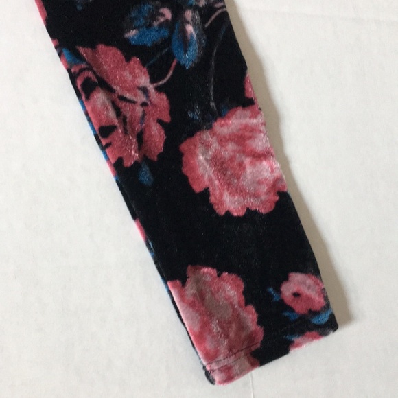 UO Kimchi Blue Velvet Velour Floral Crop Top black - Picture 5 of 10